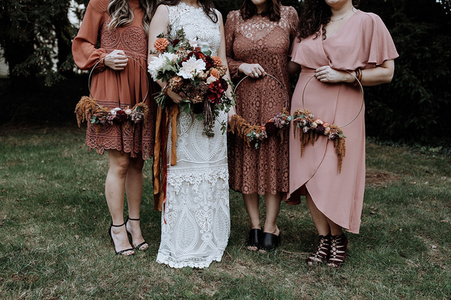 чем заменить букет подружки невесты, цветочные кольца 