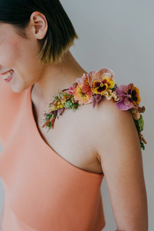 чем заменить букет подружки невесты, цветочная деталь платья 