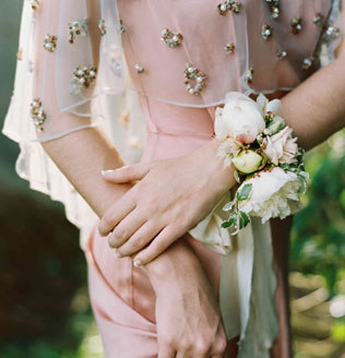 чем заменить букет подружки невесты, цветочный браслет 