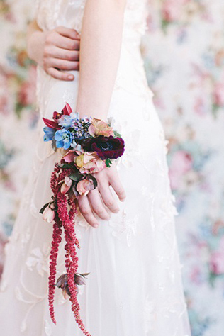 чем заменить букет подружки невесты, цветочный браслет 
