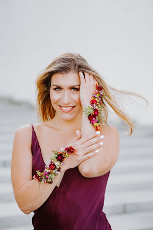 чем заменить букет подружки невесты, цветочные аксессуары на руку 