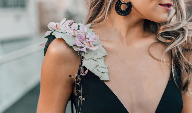 чем заменить букет подружки невесты, цветочная деталь платья 