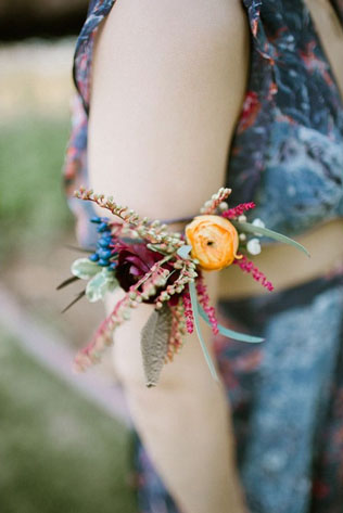 чем заменить букет подружки невесты, цветочный браслет 