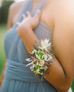 чем заменить букет подружки невесты, цветочный браслет 