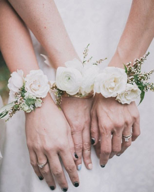 чем заменить букет подружки невесты, цветочные браслеты 