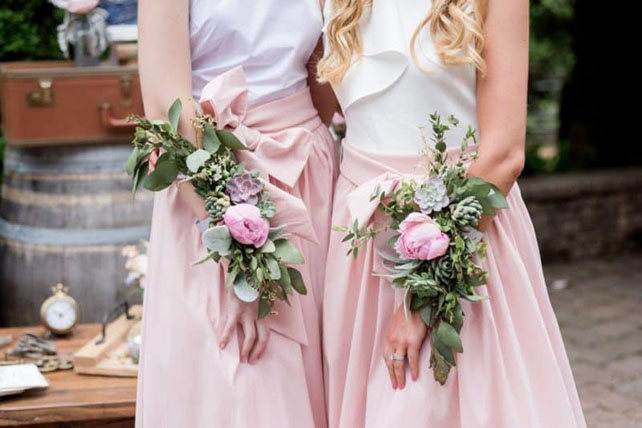 чем заменить букет подружки невесты, цветочные браслеты 