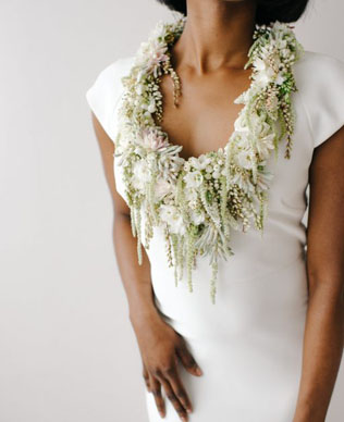 чем заменить букет подружки невесты, цветочное ожерелье 