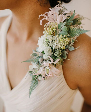 чем заменить букет подружки невесты, цветочная деталь платья 