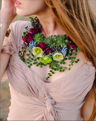 чем заменить букет подружки невесты, цветочное ожерелье 