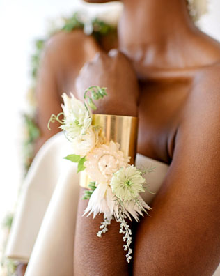  чем заменить букет подружки невесты, цветочный браслет