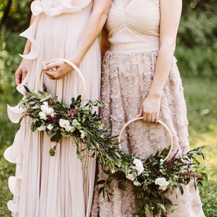 чем заменить букет подружки невесты, цветочные кольца 