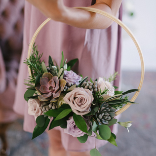 чем заменить букет подружки невесты, цветочные кольца 