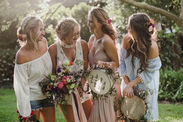 чем заменить букет подружки невесты, бубны с цветами 