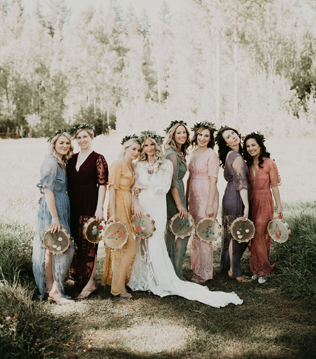 чем заменить букет подружки невесты, бубны с цветами 