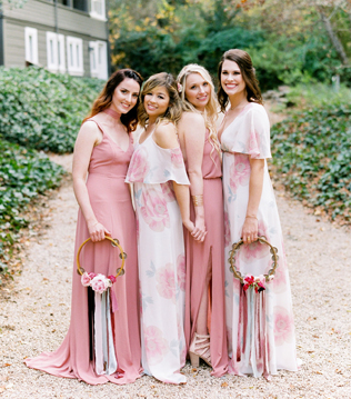 чем заменить букет подружки невесты, бубны с цветами 