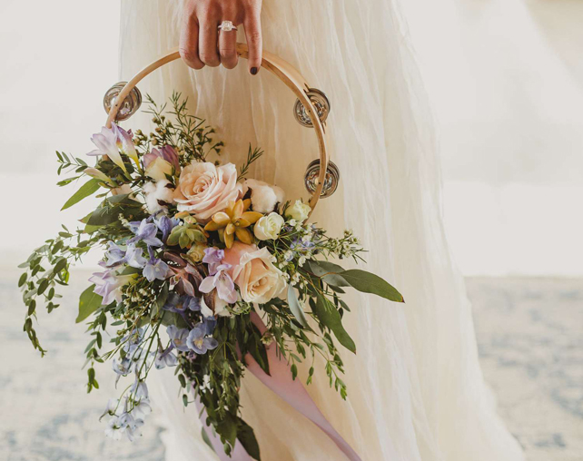 чем заменить букет подружки невесты, бубны с цветами 