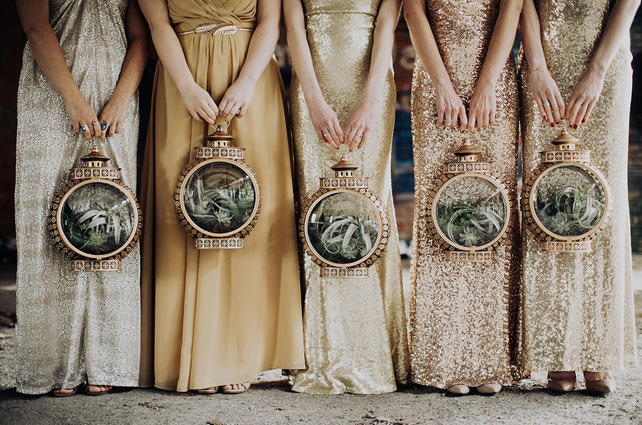 чем заменить букет подружки невесты, цветы в винтажных фонарях 