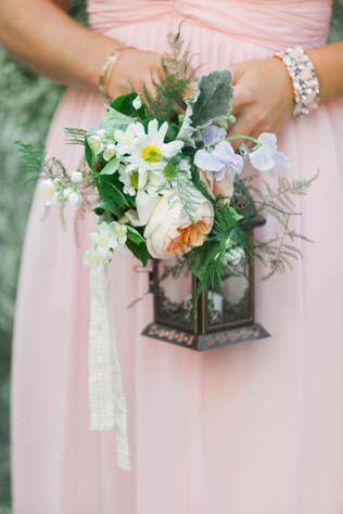 чем заменить букет подружки невесты, цветы в винтажных фонарях 