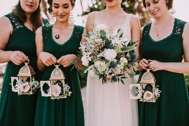 чем заменить букет подружки невесты, цветы в винтажных фонарях 