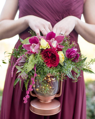 чем заменить букет подружки невесты, цветы в винтажных фонарях 