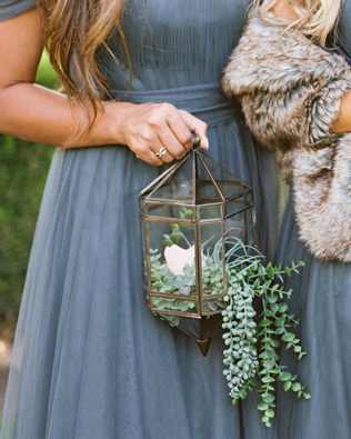 чем заменить букет подружки невесты, цветы в винтажных фонарях 