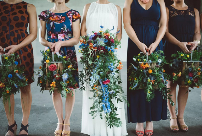 чем заменить букет подружки невесты, цветы в винтажных фонарях 