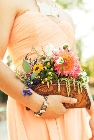 чем заменить букет подружки невесты, букет в сумочке 