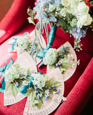 чем заменить букет подружки невесты, веера с цветами 