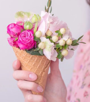 чем заменить букет подружки невесты, букетик в вафельном рожке 