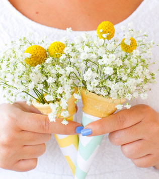 чем заменить букет подружки невесты, букетик в вафельном рожке 