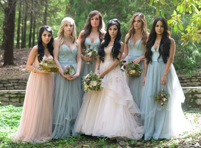 чем заменить букет подружки невесты, антикварные предметы с цветами 