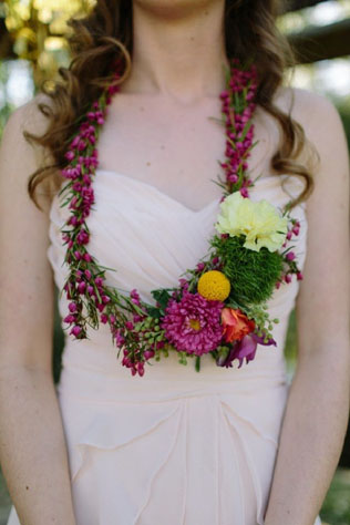 чем заменить букет подружки невесты, цветочное ожерелье 