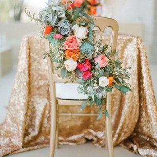 Декор стульев: живые цветы, листья