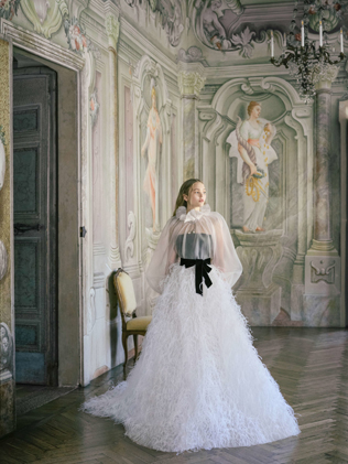 свадебные платья 2022, свадебное платье с перьями 