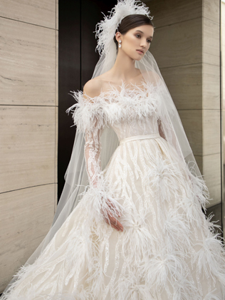 свадебные платья 2022, свадебное платье с перьями 