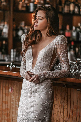 свадебные платья 2022, платье с глубоким декольте 