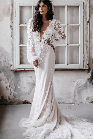 свадебные платья 2022, платье с глубоким декольте 