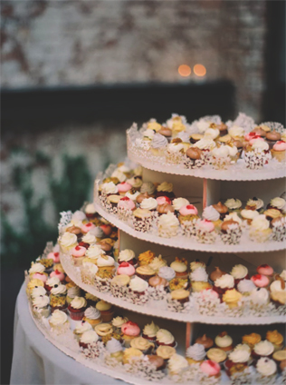  чем заменить торт на свадьбе, пирамида из капкейков 