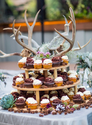  чем заменить торт на свадьбе, пирамида из капкейков 