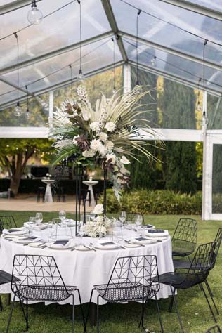 Черные подставки для цветов