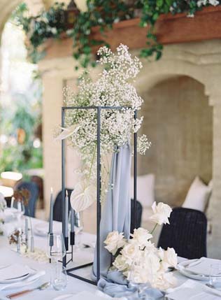 Черные подставки для цветов