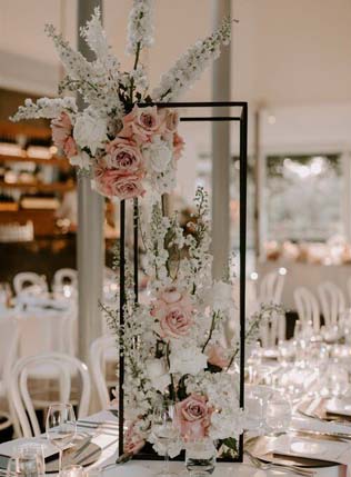 Черные подставки для цветов