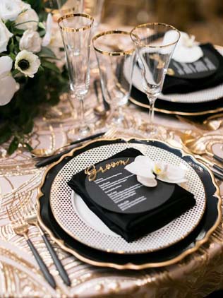 Черная сервировка стола