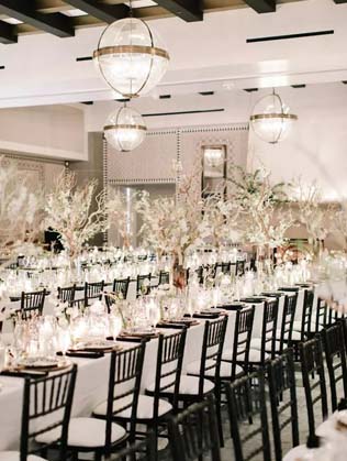 Черные стулья