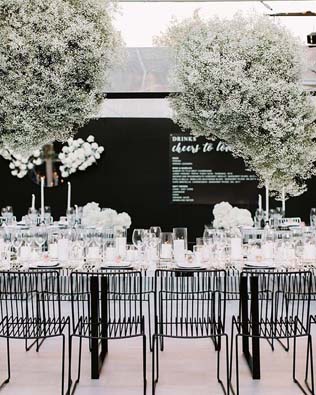 Черные стулья