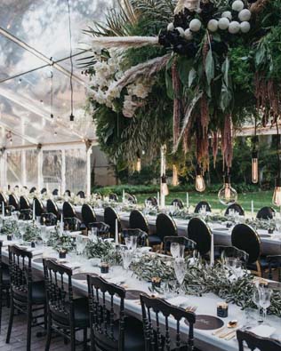 Черные стулья