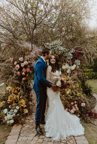 тренды свадебной флористики 2021, цветочная свадебная арка 