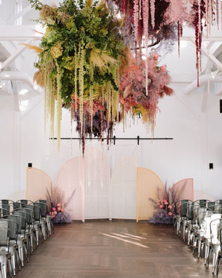  тренды свадебной флористики 2021, подвесные цветочные композиции на свадьбе