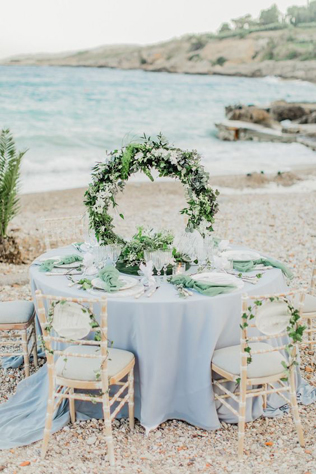 тренды свадебной флористики 2021, цветочная композиция с обручем для гостевых столов 