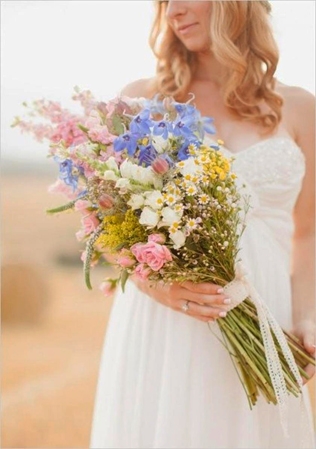 тренды свадебной флористики 2021, букет невесты из полевых цветов 
